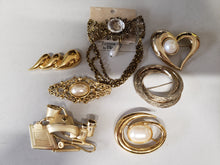 Load image into Gallery viewer, Goldtone brooch 7 piece lot #228
