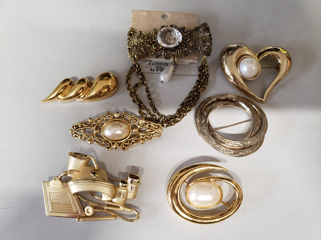 Goldtone brooch 7 piece lot #228