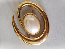 Load image into Gallery viewer, Goldtone brooch 7 piece lot #228
